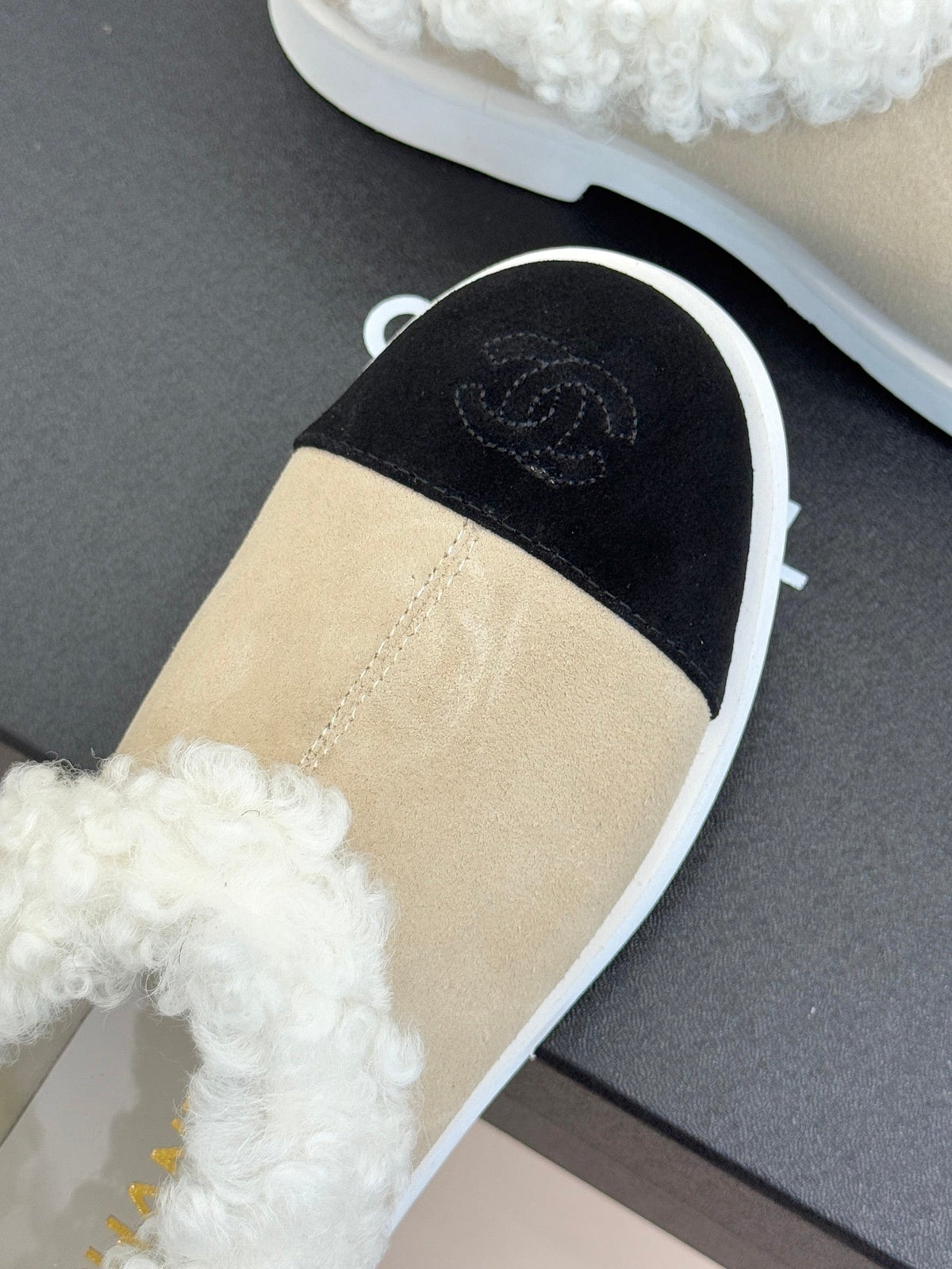 CC 25s  Furry Snow Boots Beige Black Suede Wool 512063