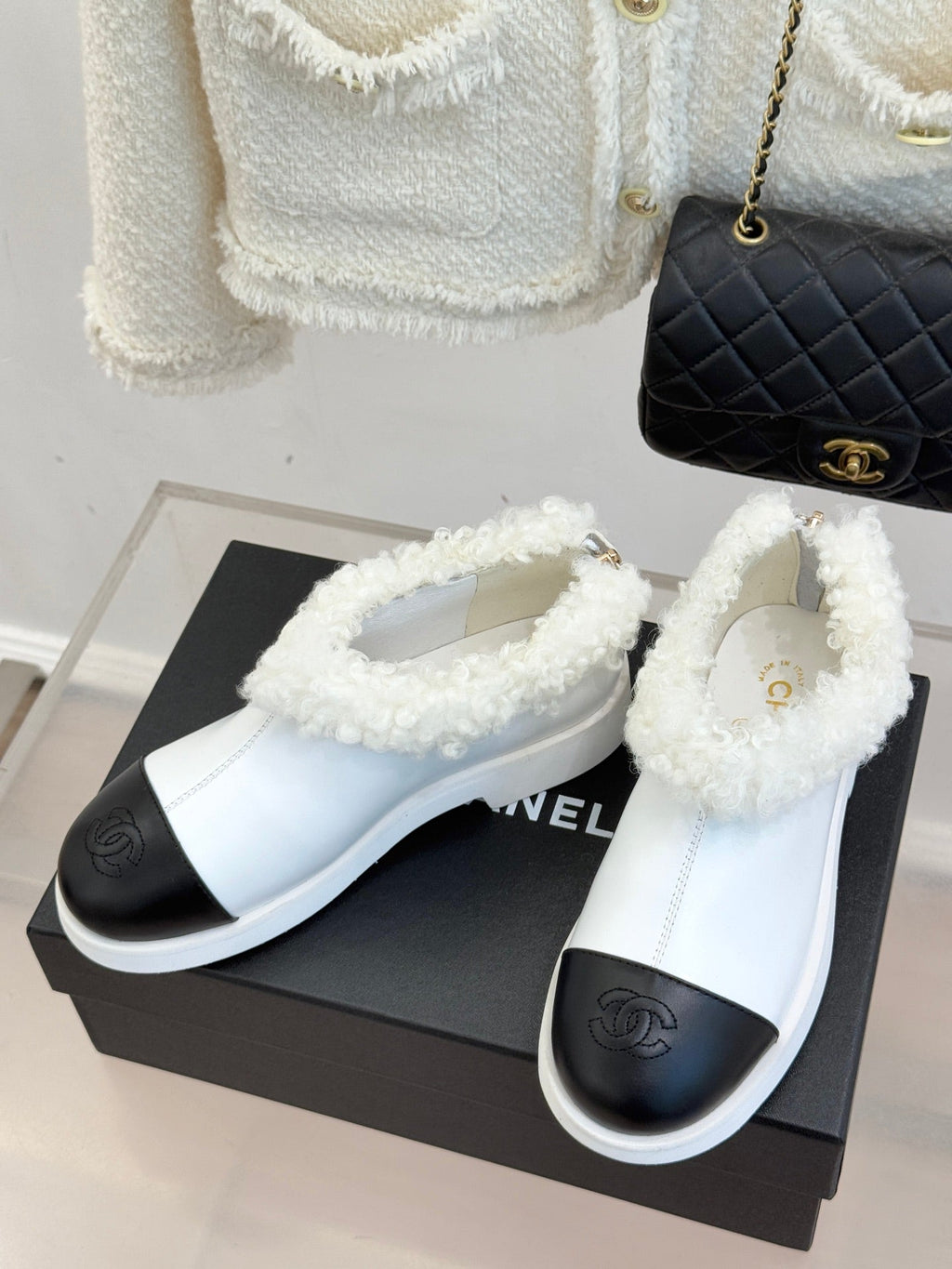 CC 25s  Furry Snow Boots White Black Leather Wool 512065